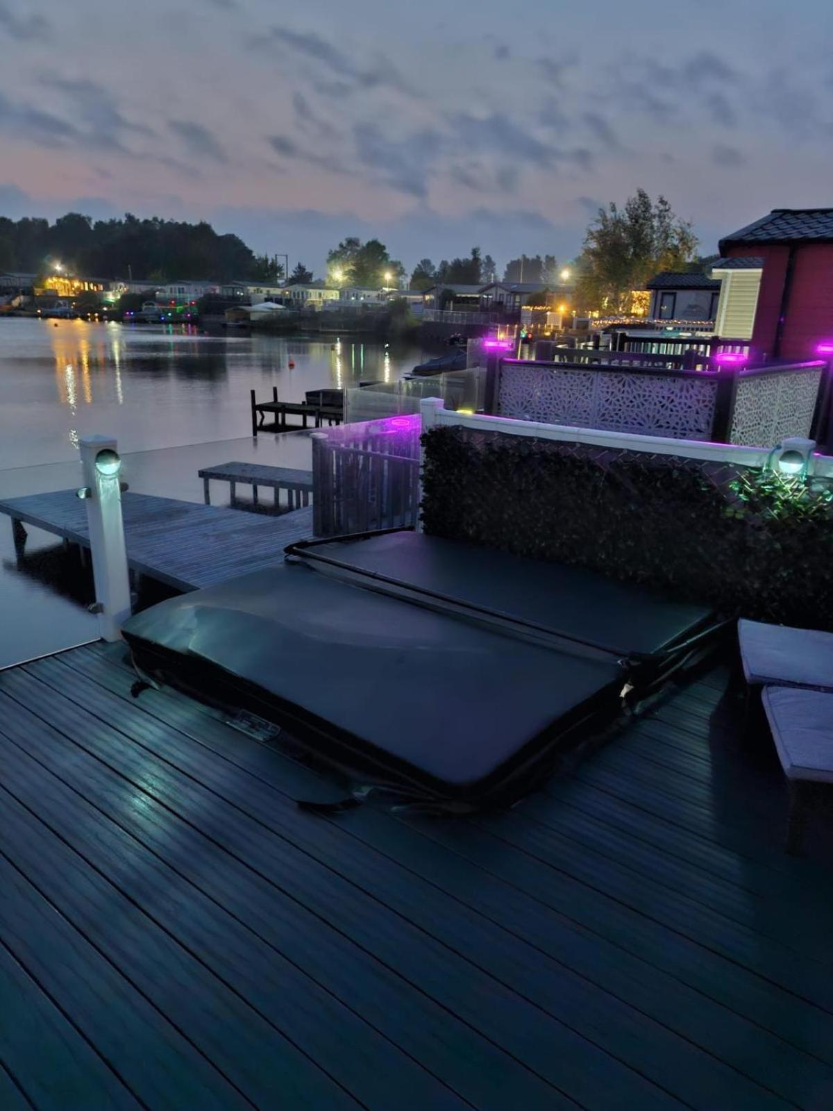 Lakeside Holiday Home With Hot Tub Tattershall Exteriér fotografie