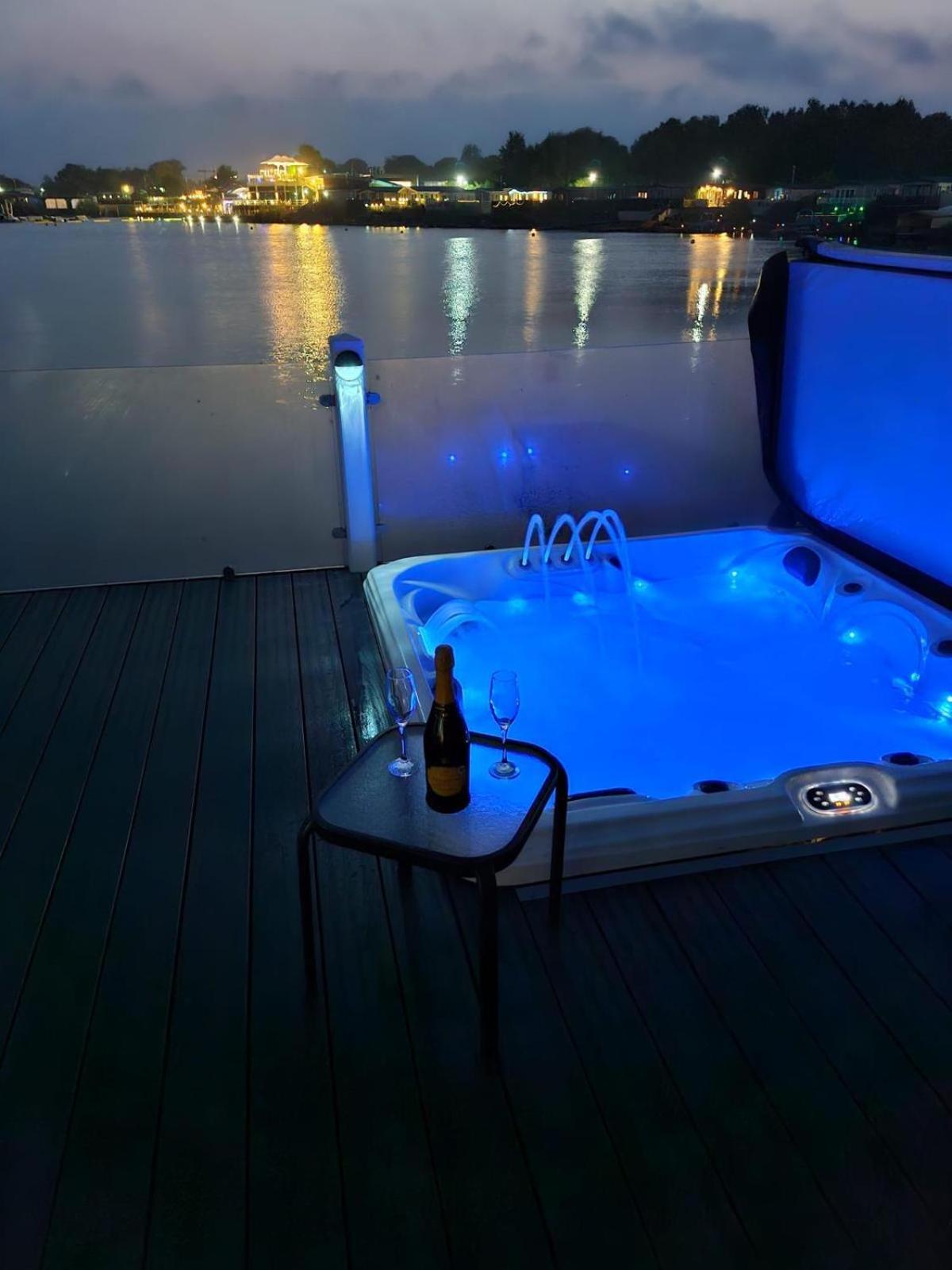Lakeside Holiday Home With Hot Tub Tattershall Exteriér fotografie